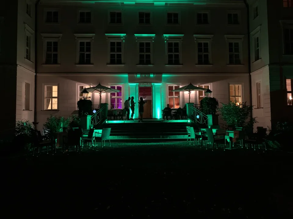 Grün beleuchtete Gebäudefassade bei Nacht